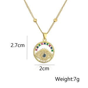 Detailansicht des vergoldeten Evil Eye Anhängers mit bunten Zirkonia, Maße 2,7x2cm und 7g