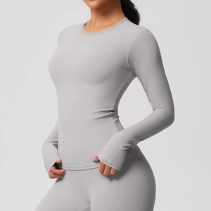 Détail du haut de yoga avec passe-pouce fonctionnel pour le fitness et le sport intense
