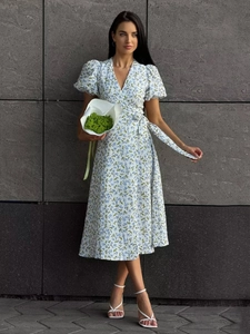 Detail of V-neck floral midi dress with puff sleeves and waist tie in blue and white