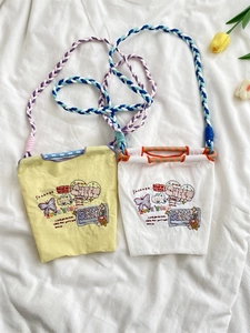 Détail de sacs mignons en tissu Oxford avec broderie colorée et bandoulière tissée
