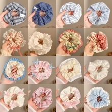Collectie van 16 verschillende scrunchies met kant, bloemenprints en ruitpatronen