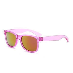 Detalle de gafas de sol infantiles con montura rosa transparente y lentes de espejo