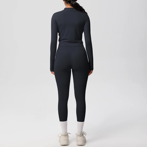 Vue arrière d'un ensemble veste zippée noire à manches longues et legging de yoga