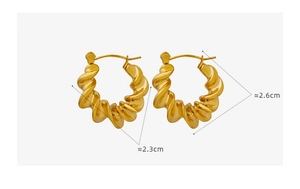 Detail view of twisted croissant hoop earrings in gold with size dimensions 2.3cm and 2.6cm