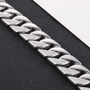 Gros plan sur la maille gourmette de 20mm en acier inoxydable poli argenté