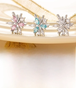 Detail view of silver snowflake zircon stud with 0.8x6mm titanium steel screw post