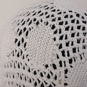 Bonnet en crochet blanc avec motif étoile ajouré et texture tricotée sophistiquée