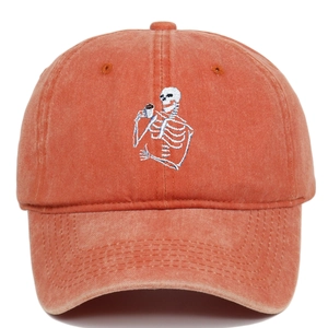 Détail de la broderie crâne sur une casquette de baseball vintage en coton délavé
