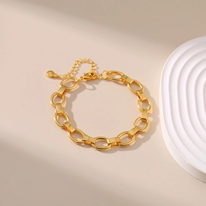 Detail of 18K gold plated chain bracelet with lobster clasp and adjustable links