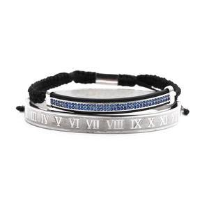 Details von silberner römischer Ziffer-Manschette und schwarzem blauem Zirkonia-Armband