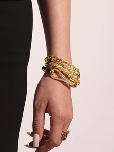 Dettaglio di lussuosi bracciali e anelli placcati oro 18k con scintillanti zirconi 5A