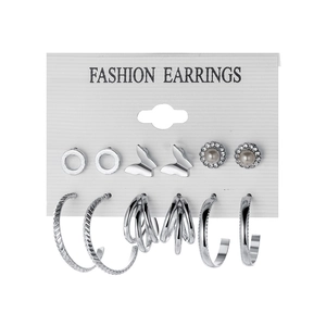 Détail d'un lot de 6 paires de boucles d'oreilles argentées avec clous et créoles en C