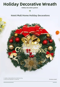 Détail montrant l'écriteau Merry Christmas, les cloches dorées et le nœud rouge sur la couronne