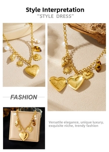 Détail du collier plaqué or avec médaillon, gravure cœur, perle et pendentif léopard