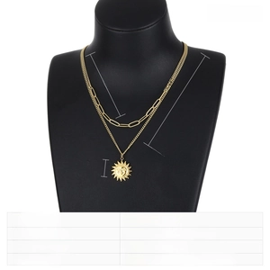 Detailansicht der goldenen Sonnenanhänger-Halskette im Lagen-Look aus robustem Edelstahl-Material