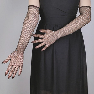 Dettaglio di guanti lunghi a rete neri con strass colorati su tessuto a rete fine