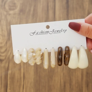 Detailed set of resin acrylic hoop and teardrop earrings in beige and brown tones