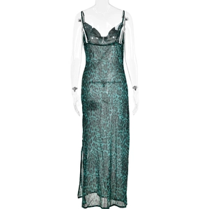 Détail d'une robe longue dos nu à imprimé léopard en maille bleu sarcelle foncé