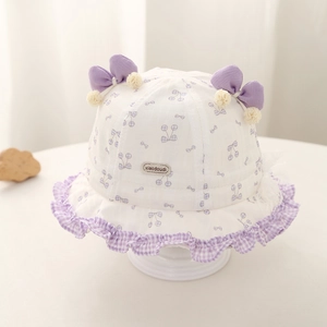 Détail du chapeau de soleil bébé avec imprimé cerise violet et bord à carreaux froncé