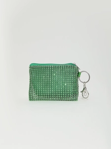 Detalle del mini monedero de strass verde con cremallera y gancho de metal plateado