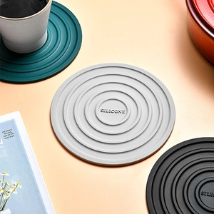 Thick round silicone heat insulation pads in grey and green for kitchen table protection