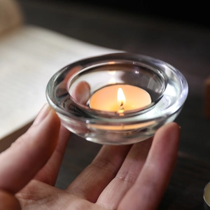 Europese luxe kristallen glazen kandelaar met waxinelichtje in de hand voor decoratie