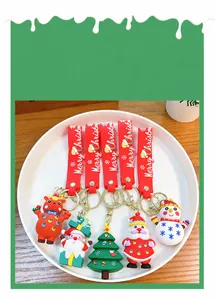 Gros plan de porte-clés de Noël colorés avec motifs Père Noël et bonhomme