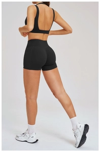Dettaglio del reggiseno yoga nero e pantaloncini a vita alta che mostrano la vestibilità