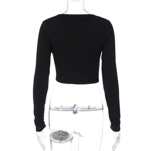 Rückansicht des schwarzen Rippstrick-Crop-Tops mit langen Ärmeln auf einer klaren Schaufensterpuppe