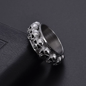 Gros plan du relief de crâne argenté sur une bague punk en acier inoxydable