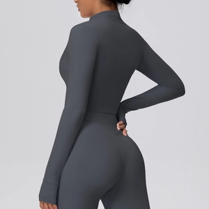 Detail der eng anliegenden dunkelgrauen Yoga-Jacke mit Reißverschluss und Leggings-Struktur