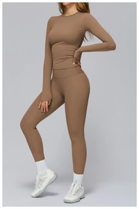 Détails de l'ensemble de yoga marron foncé avec passe-pouces et legging à taille haute