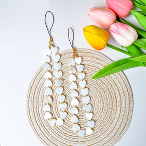 Minimalist heart-shaped shell beaded phone strap with pearl luster and golden metal beads