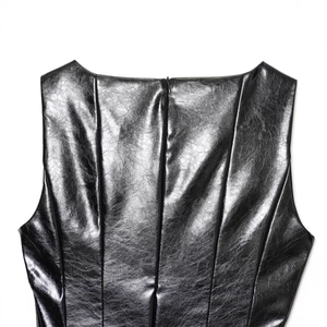 Top chic in finta pelle nera con cerniera invisibile sul retro e linee strutturali