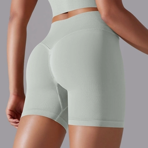 Gros plan du short de yoga sans couture taille haute montrant la couture galbante