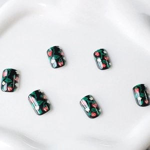 Faux ongles carrés courts noirs avec motifs de fraises et petites fleurs blanches