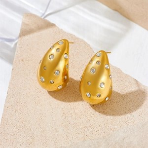 Détail des boucles d'oreilles goutte avec placage or et incrustation de zircon blanc