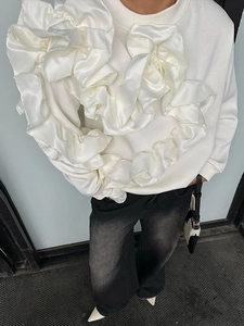 Sweat-shirt blanc à col rond avec grand détail volanté en satin 3D sur la poitrine
