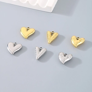 Tre texture di ciondoli a cuore in acciaio inossidabile nelle finiture oro e argento