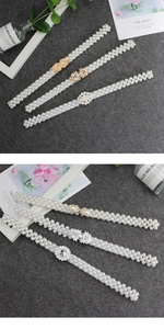 Détail d'une ceinture élastique en perles avec boucles florales et strass scintillants