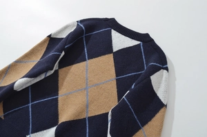 Detailaufnahme des Rundhalsausschnitts und des Rautenmusters auf dem Strickpullover