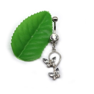 Détail de piercing de nombril argenté avec feuilles de vigne et pierres de zircon