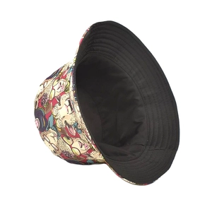 Détail du chapeau bob avec imprimé mouton coloré et doublure intérieure en coton noir