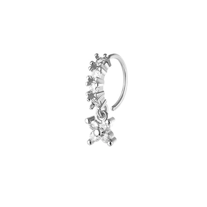 Macro de l'anneau de nez argenté avec pendentif fleur et pierres de zircone cubique claires
