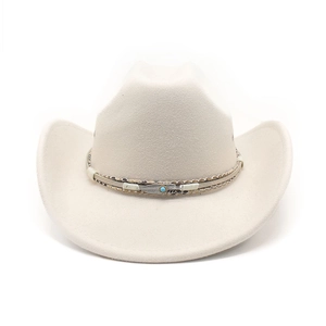 Détail d'un chapeau de cowboy avec bandeau motif serpent, plume argentée et turquoise