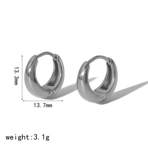 Detail view of silver U-shaped earrings showing dimensions 13.7mm and 3.1g weight