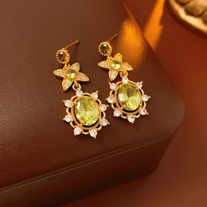 Boucles d'oreilles vintage dorées avec zircon ovale vert et accents d'étoiles