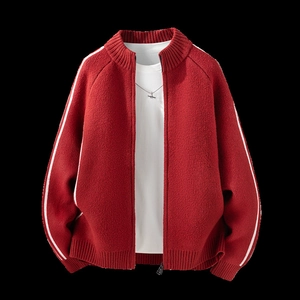 Detail der roten Strickjacke mit weißen Seitenstreifen und Reißverschluss-Struktur
