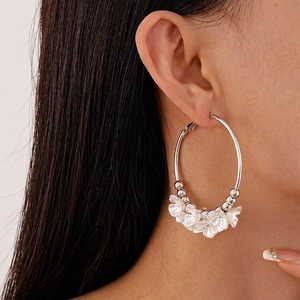 Boucles d'oreilles créoles argentées avec fleurs 3D blanches et perles en métal