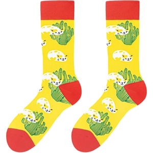 Détails de chaussettes en coton jaune avec motifs tricotés de cactus et de chats blancs